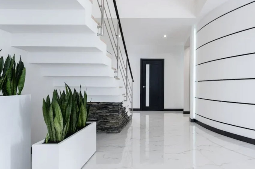 Architettura residenziale e dettagli funzionali: il ruolo degli accessori negli ingressi condominiali