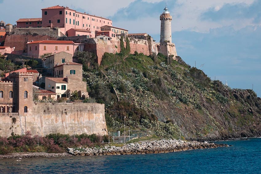 Esplorare l'Isola d'Elba: Le Migliori Destinazioni Raggiungibili con Blu Navy Traghetti