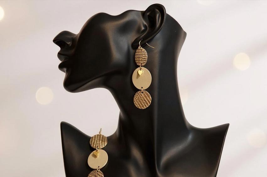 Accessori handmade in evidenza: il ritorno dei bijoux artigianali nell’estate moda 2025